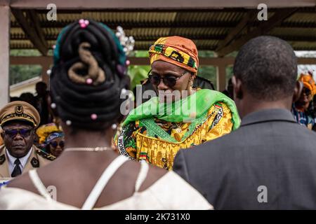 Marie-Thérèse Abena Ondoa, Ministro dell'Empowerment delle Donne e della Famiglia, che durante la celebrazione fornisce certificati di matrimonio. Foto Stock