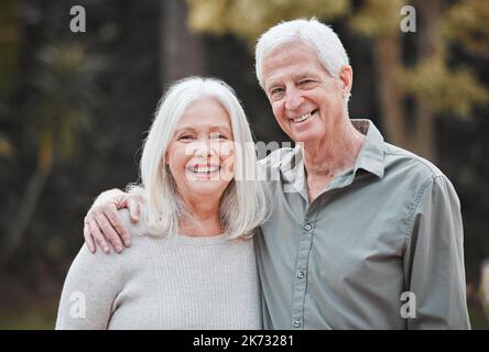 Rendere felici gli uni gli altri dovrebbe essere sempre la vostra prima priorità. una coppia anziana in piedi insieme all'esterno. Foto Stock