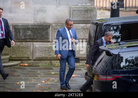 Londra, Inghilterra, Regno Unito. 17th Ott 2022. Il Segretario di Stato per gli affari esteri, del Commonwealth e dello sviluppo JAMES È visto con INTELLIGENZA camminare fino al 10 Downing Street. (Credit Image: © Tayfun Salci/ZUMA Press Wire) Foto Stock