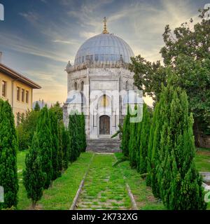 Tomba del sultano Ottomano Rashad, o Resad, adatto nel quartiere di Eyupsultan di Istanbul, Turkiye, dopo il rinnovo, prima del tramonto Foto Stock