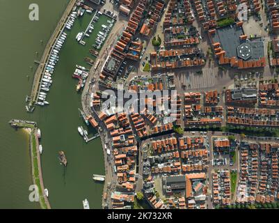 Volendam, Paesi Bassi. Panoramica dall'alto verso il basso dei tradizionali edifici e del porto della città di un villaggio di pescatori olandese. Attrazione turistica cielo nuvole Foto Stock