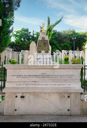 Tomba di Ghazi Edhem Pasha, o Gazi Ethem Pasa, situato nel cortile sepolcrale della Moschea del sultano di Eyup, quartiere di Eyup, Istanbul, Turchia Foto Stock