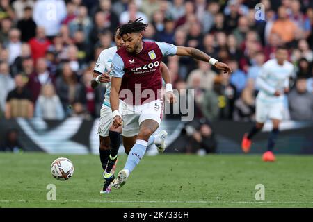 Birmingham, Regno Unito. 16th Ott 2022. Tyrone Mings di Aston Villa in azione. Partita della Premier League, Aston Villa contro Chelsea al Villa Park di Birmingham domenica 16th ottobre 2022. Questa immagine può essere utilizzata solo per scopi editoriali. Solo per uso editoriale, licenza richiesta per uso commerciale. Non è utilizzabile nelle scommesse, nei giochi o nelle pubblicazioni di un singolo club/campionato/giocatore. pic di Andrew Orchard/Andrew Orchard sports photography/Alamy Live news Credit: Andrew Orchard sports photography/Alamy Live News Foto Stock