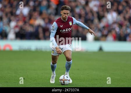 Birmingham, Regno Unito. 16th Ott 2022. Matthew Cash di Aston Villa in azione. Partita della Premier League, Aston Villa contro Chelsea al Villa Park di Birmingham domenica 16th ottobre 2022. Questa immagine può essere utilizzata solo per scopi editoriali. Solo per uso editoriale, licenza richiesta per uso commerciale. Non è utilizzabile nelle scommesse, nei giochi o nelle pubblicazioni di un singolo club/campionato/giocatore. pic di Andrew Orchard/Andrew Orchard sports photography/Alamy Live news Credit: Andrew Orchard sports photography/Alamy Live News Foto Stock