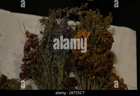 foto bouquet di fiori secchi sul tavolo Foto Stock