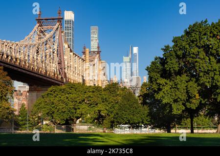 Queensboro Bridge in estate da Queensbridge Park a Long Island City. Vista dei grattacieli Upper East Side, Manhattan, New York Foto Stock