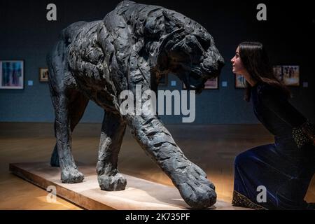 Londra, Regno Unito. 17 ottobre 2022. Un membro dello staff vede ‘Striding Tiger’, un bronzo dell’artista sudafricano Dylan Lewis (Est. £60.000 - £ 80.000) in un’anteprima della vendita di arte africana moderna e contemporanea di Bonham, che si svolge nelle gallerie New Bond Street di Bonham il 19 ottobre. Credit: Stephen Chung / Alamy Live News Foto Stock