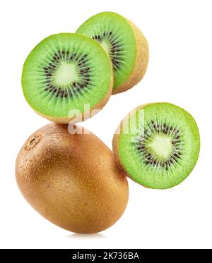 Kiwi frutta e fette di kiwi che volano nell'aria isolato su fondo bianco. Foto Stock