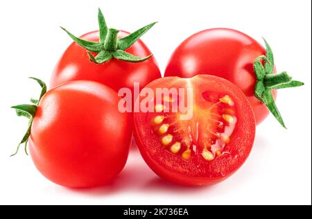 Pomodori ciliegini maturi isolati su sfondo bianco. Scatto macro. Prodotto popolare in tutto il mondo come ingrediente in molti piatti mediterranei. Foto Stock