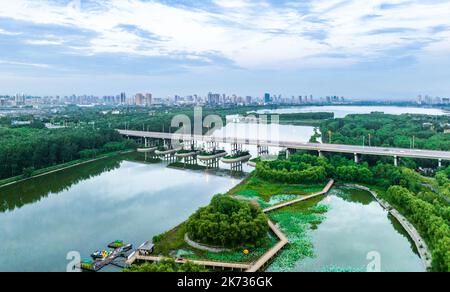 (221017) -- PECHINO, 17 ottobre 2022 (Xinhua) -- questa foto aerea scattata il 10 luglio 2022 mostra una vista del parco nazionale delle paludi di Xiaohe a Xiaoyi, nella provincia di Shanxi della Cina settentrionale. (Foto di Wu Jinzhou/Xinhua) Foto Stock