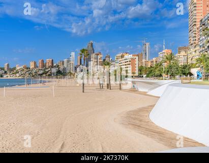 La famosa spiaggia, lungomare, lungomare e spiagge di Poniente a Benidorm, sulla costa della Costa Blanca del Mediterraneo, in Spagna. Foto Stock