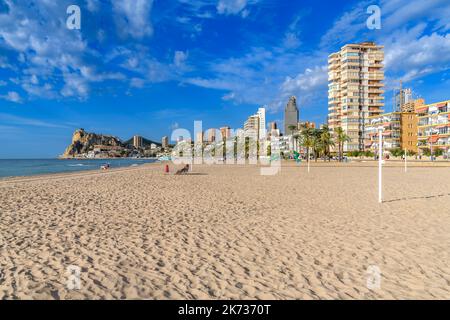 La famosa spiaggia, lungomare, lungomare e spiagge di Poniente a Benidorm, sulla costa della Costa Blanca del Mediterraneo, in Spagna. Foto Stock