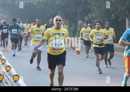 Nuova Delhi, India. 16th Ott 2022. La Mezza Maratona di Vedanta Delhi è un corso certificato AIMS ed è elencata come Gold Label Road Race dall'Associazione Mondiale di Atletica ed è la mezza maratona più prestigiosa al mondo. I partecipanti corrono durante la Mezza Maratona di Vedanta Delhi 2022, allo Stadio Jawaharlal Nehru, a Nuova Delhi, domenica 16 ottobre 2022. (Foto di Rishabh Bameta/Pacific Press) Credit: Pacific Press Media Production Corp./Alamy Live News Foto Stock