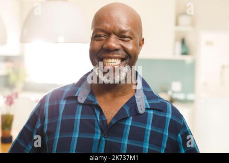 Ritratto di felice uomo afroamericano anziano sorridente Foto Stock