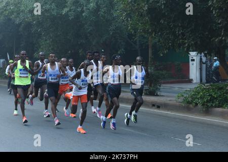 Nuova Delhi, India. 16th Ott 2022. La Mezza Maratona di Vedanta Delhi è un corso certificato AIMS ed è elencata come Gold Label Road Race dall'Associazione Mondiale di Atletica ed è la mezza maratona più prestigiosa al mondo. I partecipanti corrono durante la Mezza Maratona di Vedanta Delhi 2022, allo Stadio Jawaharlal Nehru, a Nuova Delhi, domenica 16 ottobre 2022. (Foto di Rishabh Bameta/Pacific Press) Credit: Pacific Press Media Production Corp./Alamy Live News Foto Stock