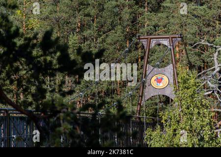 Finlandia. Settembre 11, 2022. Nuovo ponte Lapinsalmi, costruito nel 2019 per sostituire il vecchio ponte sospeso rotto nel Parco Nazionale di Repovesi, Finlandia Foto Stock