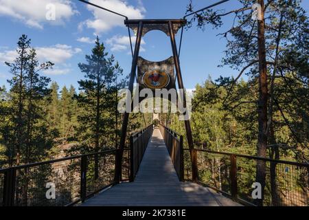 Finlandia. Settembre 11, 2022. Nuovo ponte Lapinsalmi, costruito nel 2019 per sostituire il vecchio ponte sospeso rotto nel Parco Nazionale di Repovesi, Finlandia Foto Stock