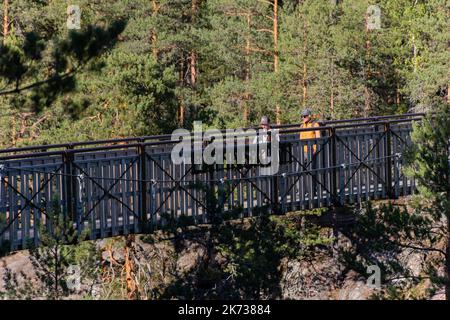 Kouvola, Finlandia. Settembre 11, 2022. Due persone che camminano sul nuovo ponte Lapinsalmi, costruito nel 2019 per sostituire il vecchio ponte sospeso rotto a Repove Foto Stock