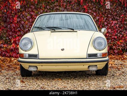 Brummen, Provincia Gelderland, Paesi Bassi, 15.10.2022, Vista frontale della Porsche 912 d'epoca dal 1960s Foto Stock