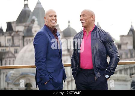 Il produttore Hiram Garcia e Dwayne Johnson (a destra), durante un invito fotografico per Black Adam di Warner Bros al Corinthia di Londra. Data immagine: Lunedì 17 ottobre 2022. Foto Stock