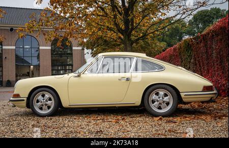 Brummen, Provincia Gelderland, Paesi Bassi, 15.10.2022, vista laterale del vecchio timer Porsche 912 dal 1960s Foto Stock