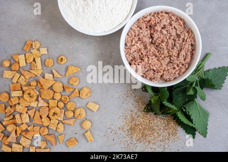 Speciale dolcetti di tonno fatti in casa su grigio chiazzato con ingredienti e spazio copia Foto Stock