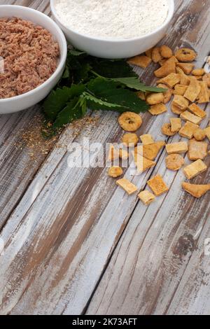 Specialità di tonno speciali fatte in casa su un rustico tavolo di legno bianco con ingredienti e spazio copia Foto Stock