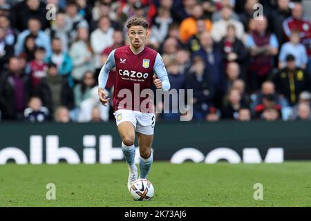 Birmingham, Regno Unito. 16th Ott 2022. Matthew Cash di Aston Villa in azione. Partita della Premier League, Aston Villa contro Chelsea al Villa Park di Birmingham domenica 16th ottobre 2022. Questa immagine può essere utilizzata solo per scopi editoriali. Solo per uso editoriale, licenza richiesta per uso commerciale. Non è utilizzabile nelle scommesse, nei giochi o nelle pubblicazioni di un singolo club/campionato/giocatore. pic di Andrew Orchard/Andrew Orchard sports photography/Alamy Live news Credit: Andrew Orchard sports photography/Alamy Live News Foto Stock