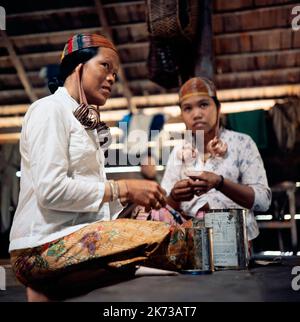Una fotografia a colori vintage scattata nel febbraio 1965 che mostra due donne della tribù Dayak del Borneo del Nord Foto Stock