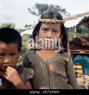 Una fotografia a colori vintage scattata nel febbraio 1965 che mostra due bambini della tribù Dayak del Borneo del Nord Foto Stock
