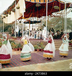 Una fotografia a colori vintage scattata nel 1961 che mostra un gruppo di giovani ragazze indiane che ballano prima della Regina Elisabetta II a Delhi, mentre era in tour indiano della Regina nel 1961. Foto Stock