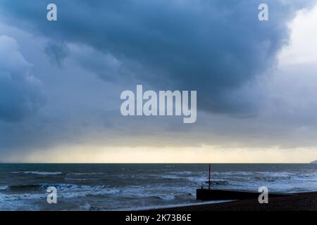 Cielo tempestoso sul mare a Bexhill-on-Sea, Regno Unito Foto Stock