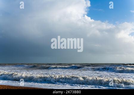 Onde che si rompono sulla spiaggia di Bexhill nel tardo pomeriggio sole nel mese di novembre Foto Stock