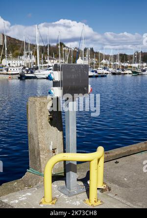 Punto di collegamento elettrico sulla banchina di East Loch Tarbert. Argyll e Bute Foto Stock