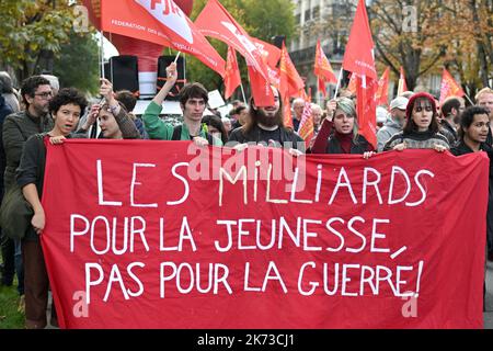 Parigi, Francia. 16th Ott 2022. La gente protesta contro la vita costosa e l'inazione climatica a Parigi, in Francia, il 16 ottobre 2022. (Foto di Lionel Urman/Sipa USA) Credit: Sipa USA/Alamy Live News Foto Stock