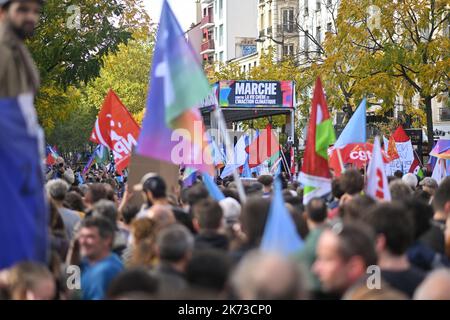 Parigi, Francia. 16th Ott 2022. La gente protesta contro la vita costosa e l'inazione climatica a Parigi, in Francia, il 16 ottobre 2022. (Foto di Lionel Urman/Sipa USA) Credit: Sipa USA/Alamy Live News Foto Stock