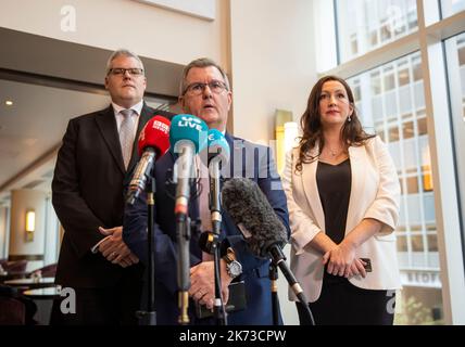 Sir Jeffrey Donaldson MP (Center), leader del DUP, con i colleghi del partito Gavin Robinson MP e Emma Little-Pengelly MLA, hanno reagito dopo l'incontro con Taoiseach Micheal Martin al Grand Centre Hotel, Belfast. Foto Stock