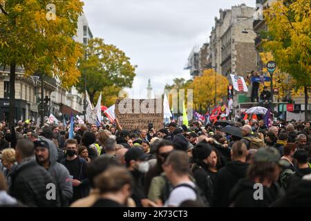 Parigi, Francia. 16th Ott 2022. La gente protesta contro la vita costosa e l'inazione climatica a Parigi, in Francia, il 16 ottobre 2022. (Foto di Lionel Urman/Sipa USA) Credit: Sipa USA/Alamy Live News Foto Stock
