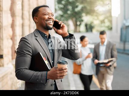 Questa è un'opportunità meravigliosa. un uomo d'affari che effettua una chiamata telefonica utilizzando il suo smartphone. Foto Stock