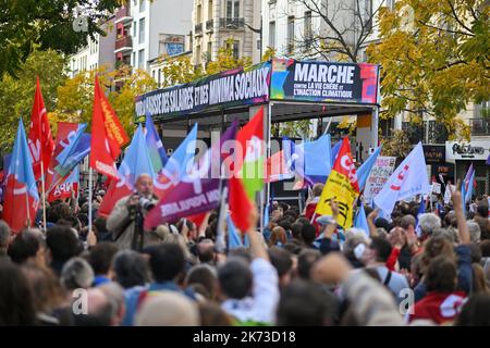 Parigi, Francia. 16th Ott 2022. La gente protesta contro la vita costosa e l'inazione climatica a Parigi, in Francia, il 16 ottobre 2022. (Foto di Lionel Urman/Sipa USA) Credit: Sipa USA/Alamy Live News Foto Stock