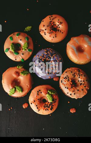 Mini ciambelle autunnali fatte in casa con glassa d'arancia, focu selettivo Foto Stock