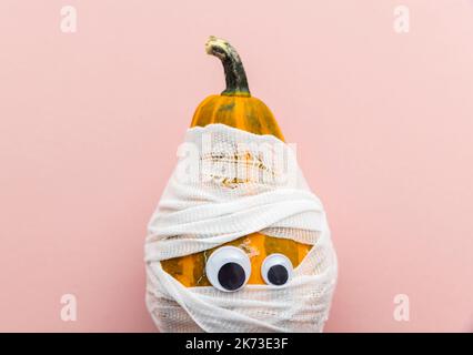 Hallowwen vacanza sfondo concetto. Zucche vestite come mummie spaventose con bende e occhi Foto Stock