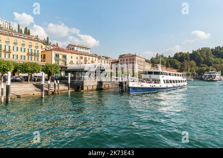 Bellagio, Lombardia, Italia - 5 settembre 2022: Il traghetto con i turisti nel pittoresco villaggio di Bellagio sul Lago di Como. Foto Stock