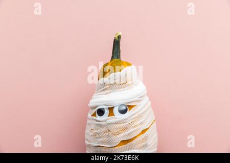 Hallowwen vacanza sfondo concetto. Zucche vestite come mummie spaventose con bende e occhi Foto Stock