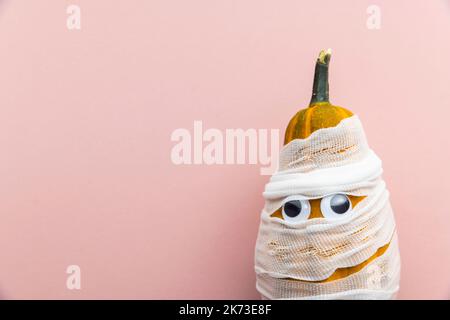 Hallowwen vacanza sfondo concetto. Zucche vestite come mummie spaventose con bende e occhi Foto Stock