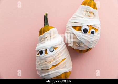 Hallowwen vacanza sfondo concetto. Zucche vestite come mummie spaventose con bende e occhi Foto Stock