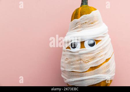 Hallowwen vacanza sfondo concetto. Zucche vestite come mummie spaventose con bende e occhi Foto Stock
