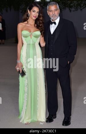 LOS ANGELES, CALIFORNIA, USA - 15 OTTOBRE: Amal Alamuddin Clooney e il marito George Clooney arrivano al 2nd° evento annuale Academy Museum of Motion Pictures Gala presentato da Rolex tenutosi presso l'Academy Museum of Motion Pictures il 15 ottobre 2022 a Los Angeles, California, Stati Uniti. (Foto di Image Press Agency) Foto Stock