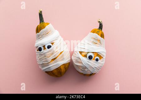 Hallowwen vacanza sfondo concetto. Zucche vestite come mummie spaventose con bende e occhi Foto Stock