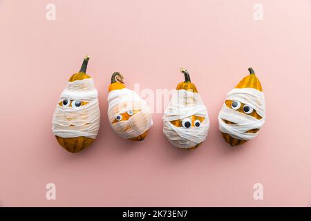 Hallowwen vacanza sfondo concetto. Zucche vestite come mummie spaventose con bende e occhi Foto Stock